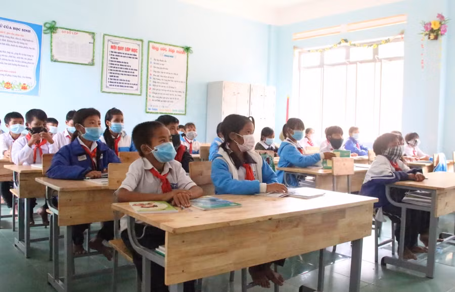 Học sinh Trường PTDT bán trú THCS Đăk Ring đeo khẩu trang khi đến trường.