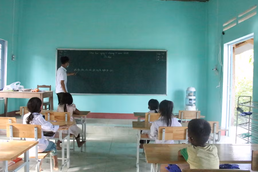 Học sinh Điểm trường Đăk Lâng ngồi giãn cách, đảm bảo các biện pháp phòng, chống dịch bệnh trong lớp học.