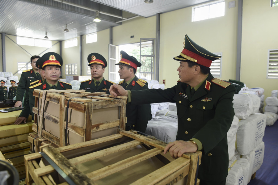 Thiếu tướng An Phương Nam yêu cầu Kho 205 chuẩn bị mọi vật tư cần thiết cho lực lượng làm nhiệm vụ, đặc biệt là đồ dùng và trang bị giữ ấm. Thiếu tướng An Phương Nam yêu cầu Kho 205 chuẩn bị mọi vật tư cần thiết cho lực lượng làm nhiệm vụ, đặc biệt là đồ dùng và trang bị giữ ấm.