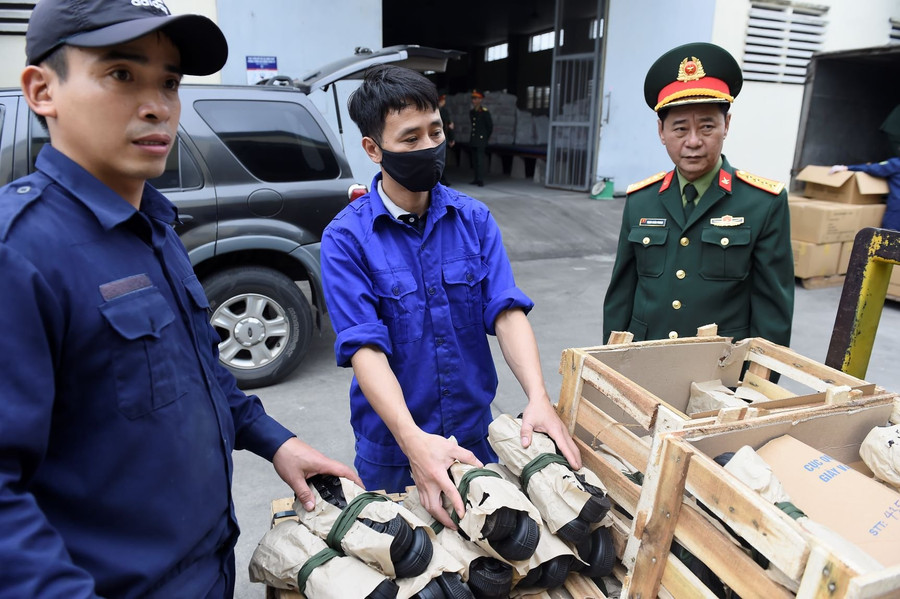 Sau khi đóng gói, tất cả hàng hóa, quân nhu đã sẵn sàng lên đường. Sau khi đóng gói, tất cả hàng hóa, quân nhu đã sẵn sàng lên đường.