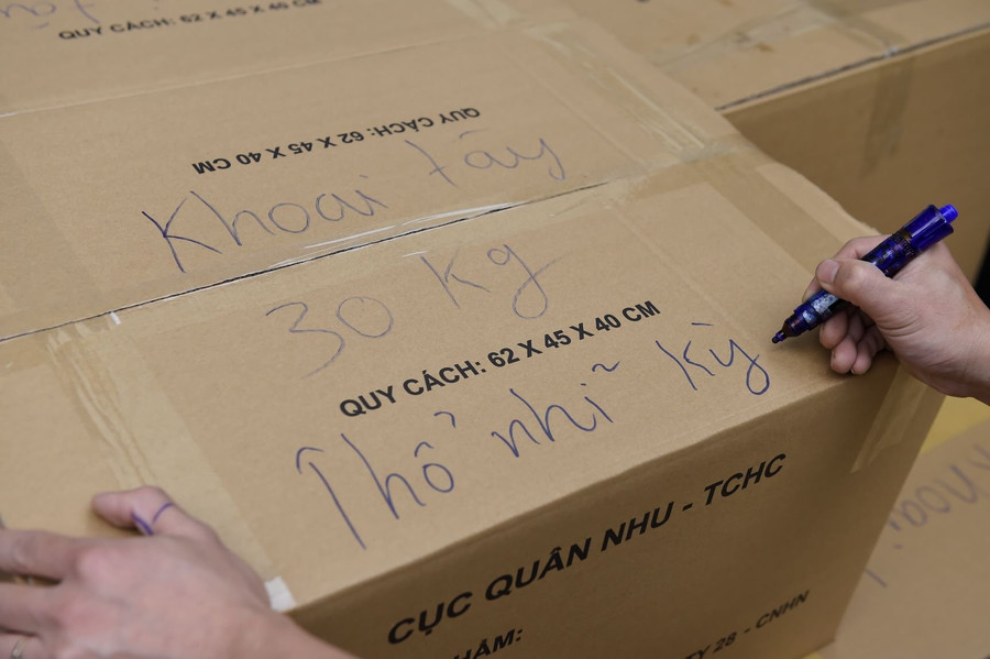 Sau khi phân loại, các loại nhu yếu phẩm và gia vị được đóng gói đúng quy cách. Sau khi phân loại, các loại nhu yếu phẩm và gia vị được đóng gói đúng quy cách.