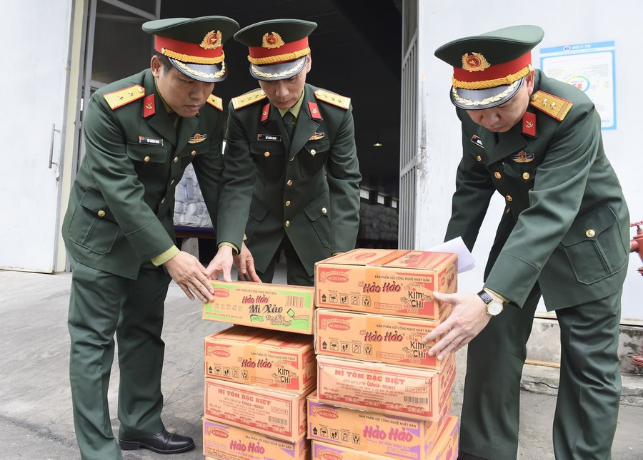 Cán bộ, nhân viên Kho 205, Cục Quân nhu, Tổng cục Hậu cần đã cơ bản chuẩn bị đầy đủ và bổ sung các mặt hàng vật tư, nhu yếu phẩm cần thiết để lực lượng làm nhiệm cứu hộ quốc tế tại Thổ Nhĩ Kỳ có thể công tác ngay khi tới nơi. Cán bộ, nhân viên Kho 205, Cục Quân nhu, Tổng cục Hậu cần đã cơ bản chuẩn bị đầy đủ và bổ sung các mặt hàng vật tư, nhu yếu phẩm cần thiết để lực lượng làm nhiệm cứu hộ quốc tế tại Thổ Nhĩ Kỳ có thể công tác ngay khi tới nơi.