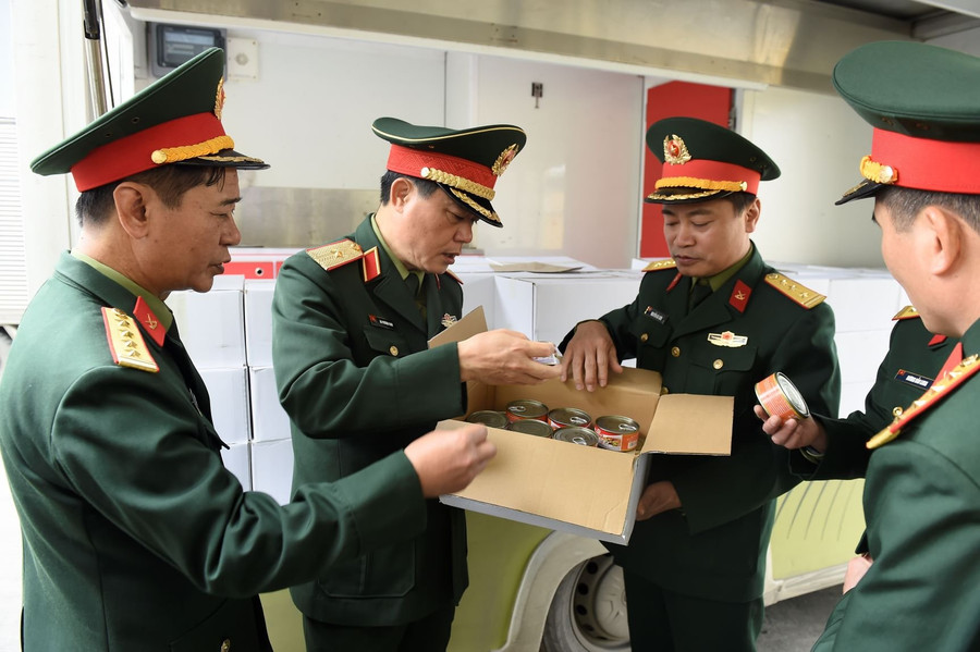 Các mặt hàng đồ hộp dễ dàng bảo quản và thời gian sử dụng lâu cũng được chuẩn bị. Các mặt hàng đồ hộp dễ dàng bảo quản và thời gian sử dụng lâu cũng được chuẩn bị.