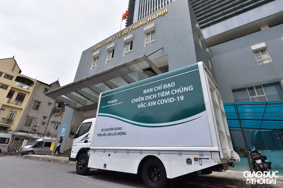 Xe chuyên dụng tiêm vắc-xin đang được đỗ tại Trung tâm Y tế dự phòng TP Hà Nội.