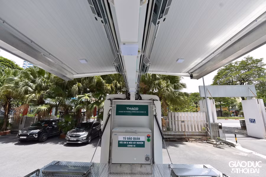 Cận cảnh xe chuyên dụng tiêm và xét nghiệm Covid-19 lưu động tại Hà Nội ảnh 11