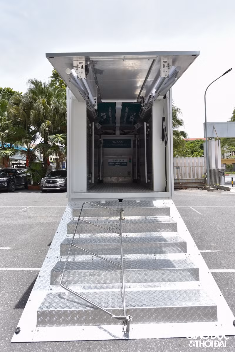 Tất cả các hệ thống nâng hạ được vận hành bằng thủy lực và điều khiển bằng remote thông minh.