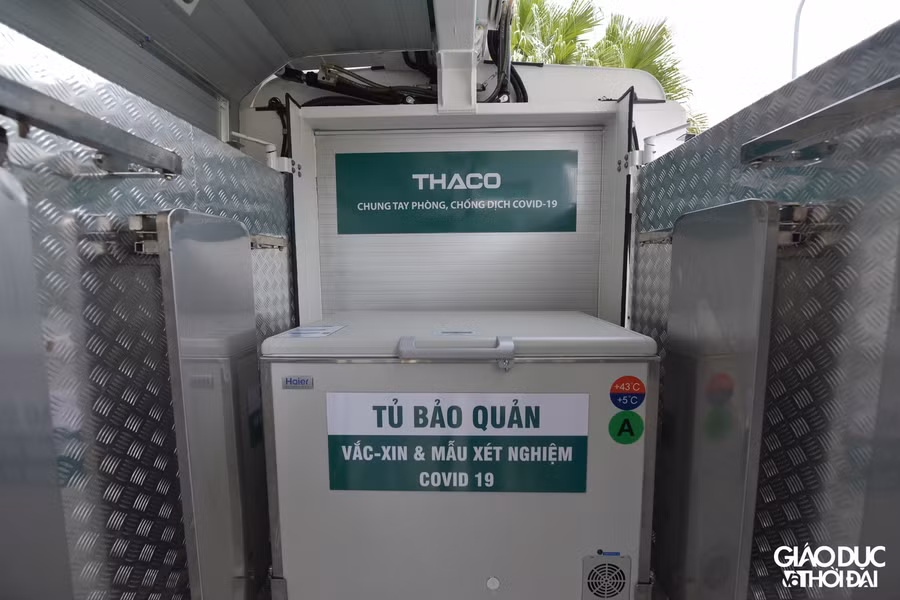 Xe trang bị đầy đủ thiết bị phục vụ tiêm chủng như tủ bảo quản vắc xin, bàn ghế, thiết bị khám sàng lọc, máy phát điện dự phòng...