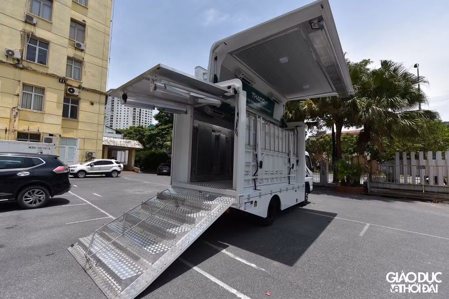 Cận cảnh xe chuyên dụng tiêm và xét nghiệm Covid-19 lưu động tại Hà Nội ảnh 7