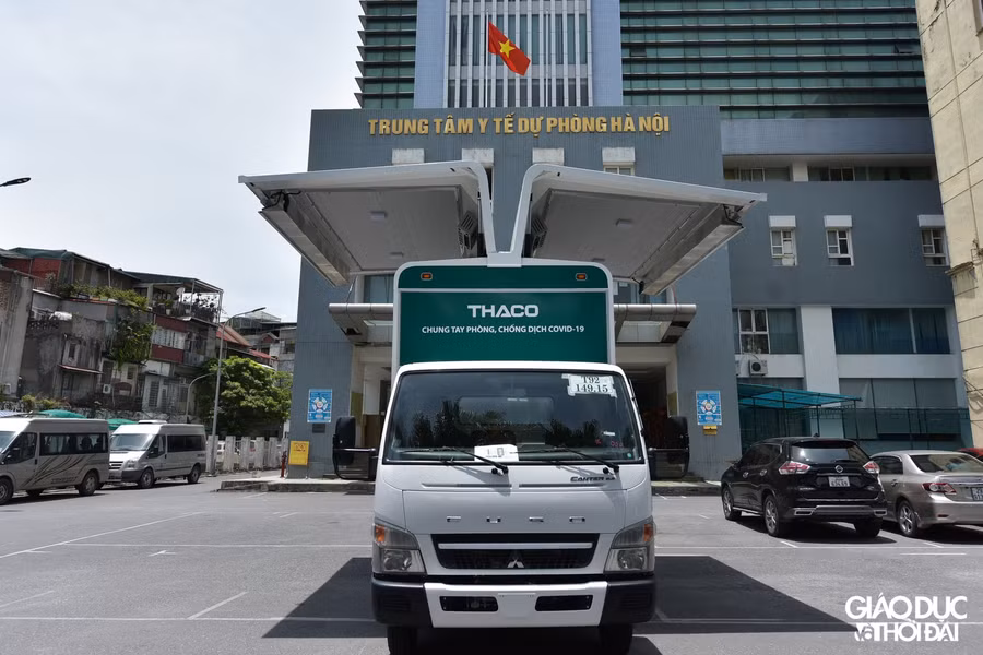 Ngoài phục vụ tiêm chủng, xe chuyên dụng tiêm vắc xin lưu động còn sử dụng được cho công tác lấy mẫu xét nghiệm Covid-19 nhằm đảm bảo cách ly, khoanh vùng, dập dịch hiệu quả.