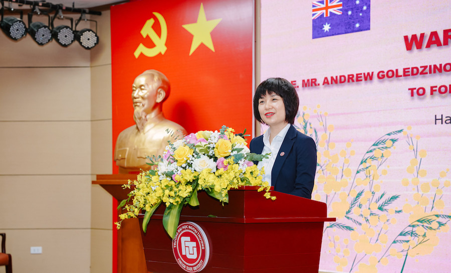 PGS.TS Phạm Thu Hương - Phó Hiệu trưởng Trường Đại học Ngoại thương đã thông tin đến ngài Đại sứ Andrew Goledzinowski. PGS.TS Phạm Thu Hương - Phó Hiệu trưởng Trường Đại học Ngoại thương đã thông tin đến ngài Đại sứ Andrew Goledzinowski.