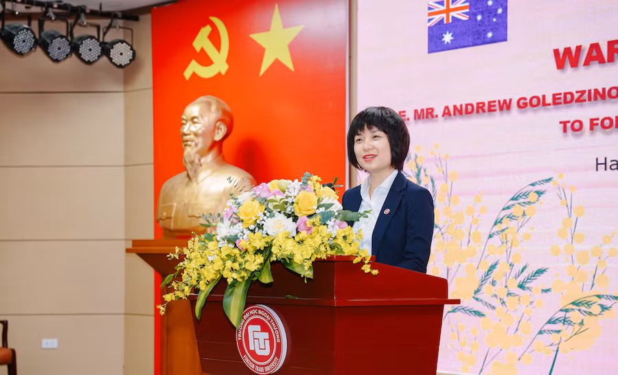 PGS.TS Phạm Thu Hương - Phó Hiệu trưởng Trường Đại học Ngoại thương đã thông tin đến ngài Đại sứ Andrew Goledzinowski. PGS.TS Phạm Thu Hương - Phó Hiệu trưởng Trường Đại học Ngoại thương đã thông tin đến ngài Đại sứ Andrew Goledzinowski.