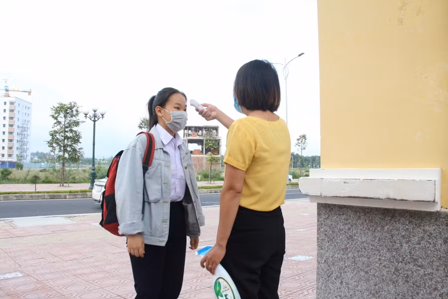 Thí sinh được đo thân nhiệt, sát khuẩn kĩ lưỡng.