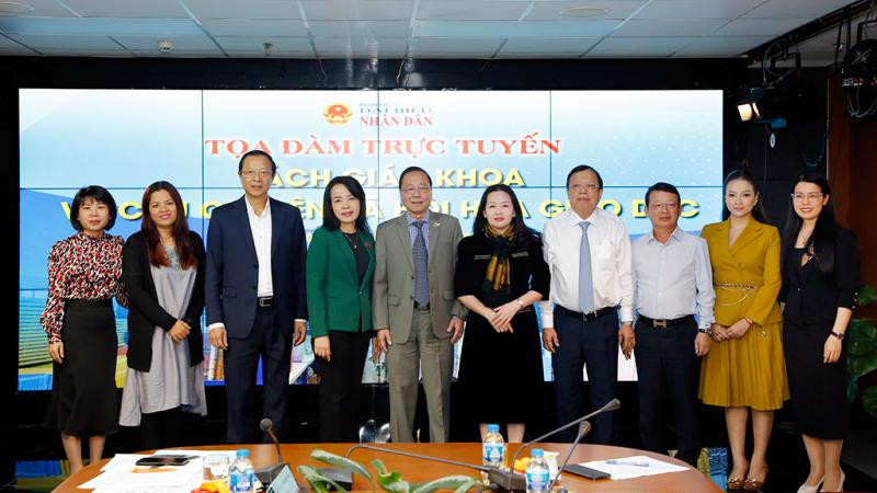 Các đại biểu chụp ảnh lưu niệm tại buổi tọa đàm. Các đại biểu chụp ảnh lưu niệm tại buổi tọa đàm.