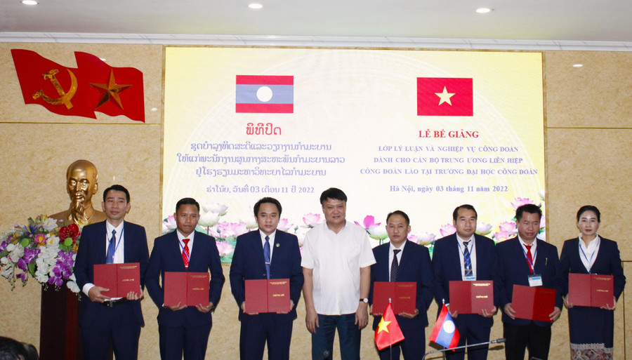 Học viên được nhận Giấy chứng nhận sau khi hoàn thành Lớp lý luận và nghiệp vụ công đoàn.