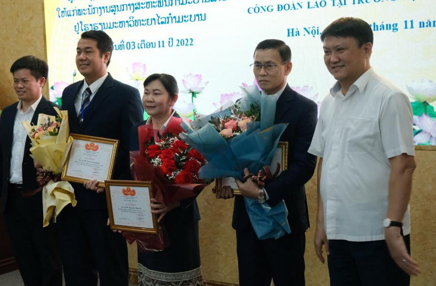 Các học viên được nhận Giấy khen.