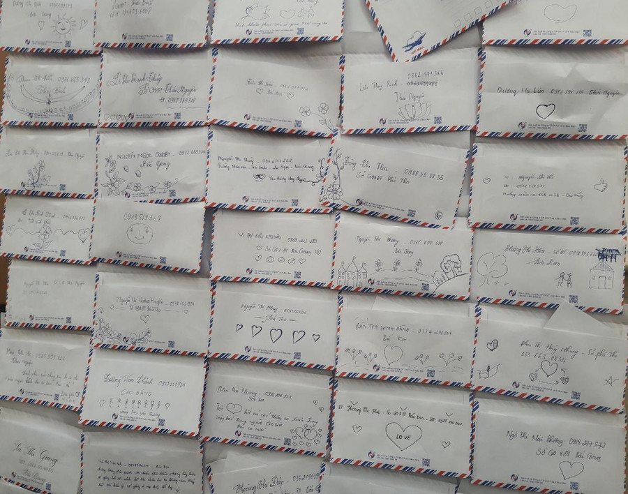 Hộp thư yêu thương - một trong những điểm nhấn của Khóa Tập huấn. Học viên có thể nhắn gửi những mong muốn, tình cảm với đồng nghiệp của mình qua hộp thư này. Hộp thư yêu thương - một trong những điểm nhấn của Khóa Tập huấn. Học viên có thể nhắn gửi những mong muốn, tình cảm với đồng nghiệp của mình qua hộp thư này.