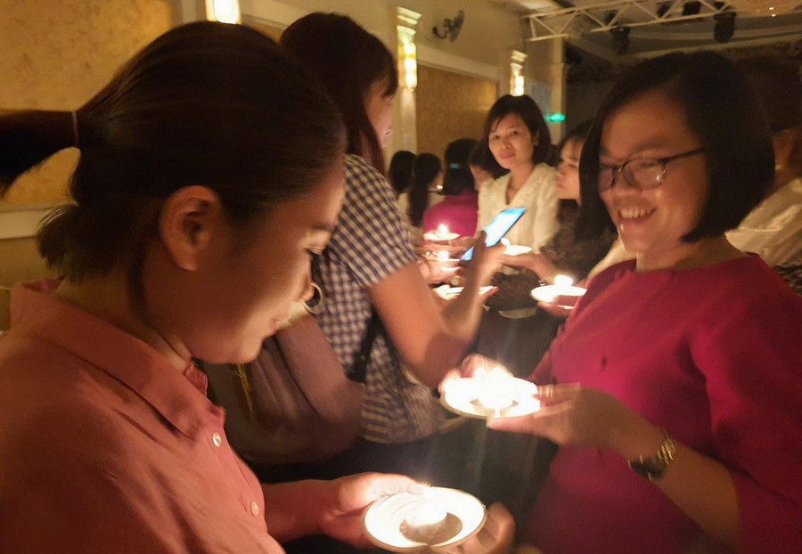 Đặc biệt, hình ảnh truyền lửa trong buổi tổng kết Khóa Tập huấn mang đến nhiều cảm xúc cho các báo cáo viên và học viên. Đặc biệt, hình ảnh truyền lửa trong buổi tổng kết Khóa Tập huấn mang đến nhiều cảm xúc cho các báo cáo viên và học viên.