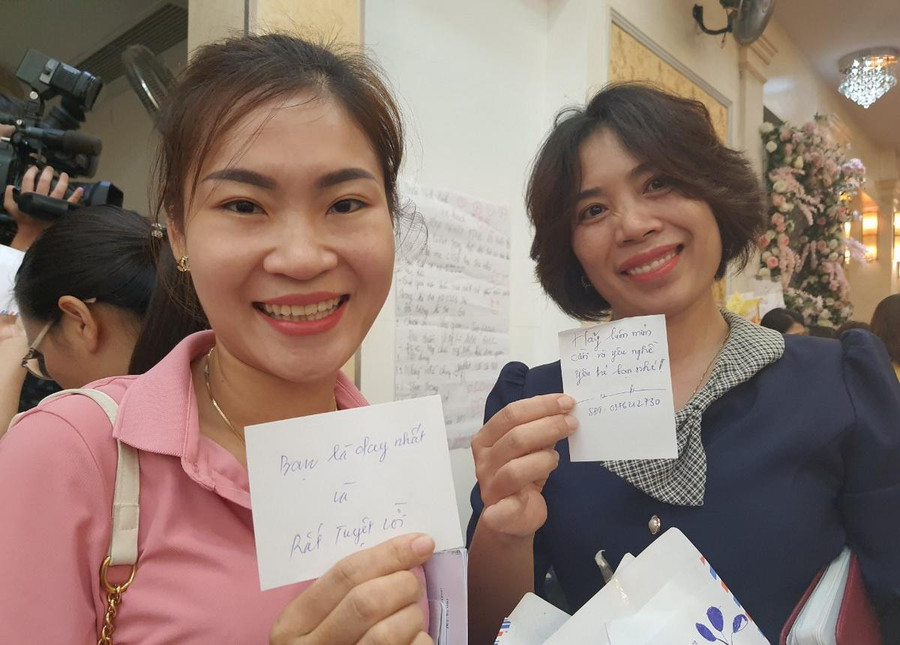 Niềm vui khi nhận được những tình cảm chân thành của đồng nghiệp đến từ các địa phương khác nhau. Niềm vui khi nhận được những tình cảm chân thành của đồng nghiệp đến từ các địa phương khác nhau.