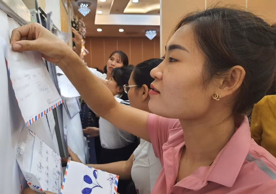 Ai nấy đều hào hức đón nhận những lời yêu thương được gửi gắm trong hộp thư mà mình nhận được.