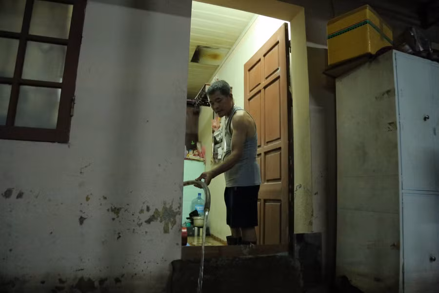 Nhiều nhà dân ở trong ngõ 139 lấy tấm gỗ chặn trước cửa ra vào, dùng máy bơm hút nước ra, thế nhưng cũng không có tác dụng là mấy khi bơm nước ra ngoài rồi sau đó nước lại tiếp tục ngấm vào.