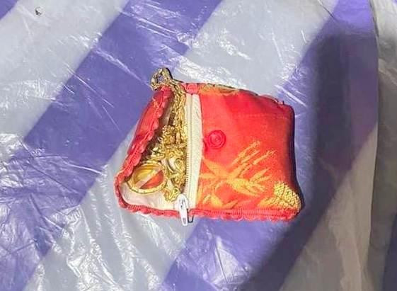 Chiếc túi chứa nhiều vàng đựng trong các đồ dùng cá nhân được nữ công nhân hoàn trả người đánh mất.