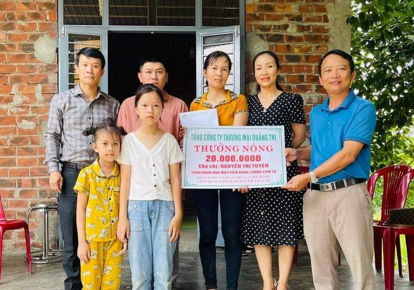 Lãnh đạo Tổng Công ty Thương mại Quảng Trị thưởng cho nữ công nhân sau hành động ý nghĩa trả lại túi vàng cho người đánh mất.