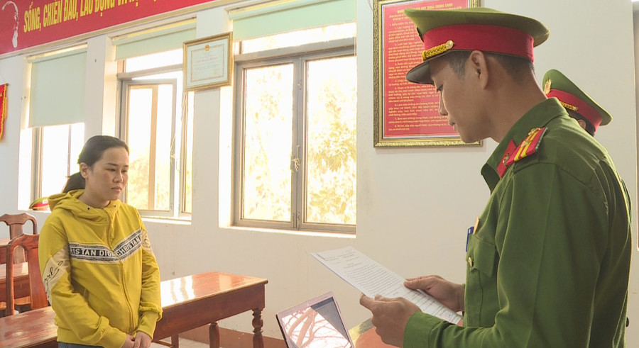 Cơ quan chức năng tống đạt Quyết định khởi tố thêm tội danh đối với bị can Trần Thị Nguyên Hằng (ảnh: SĐ). Cơ quan chức năng tống đạt Quyết định khởi tố thêm tội danh đối với bị can Trần Thị Nguyên Hằng (ảnh: SĐ).