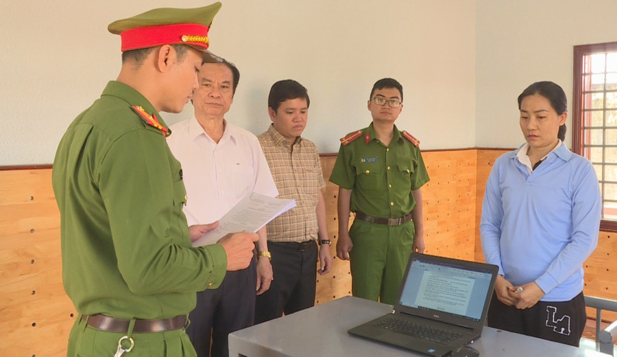 Cơ quan chức năng tống đạt Quyết định khởi tố thêm tội danh đối với bị can Đinh Lê Lê Na (ảnh: SĐ). Cơ quan chức năng tống đạt Quyết định khởi tố thêm tội danh đối với bị can Đinh Lê Lê Na (ảnh: SĐ).