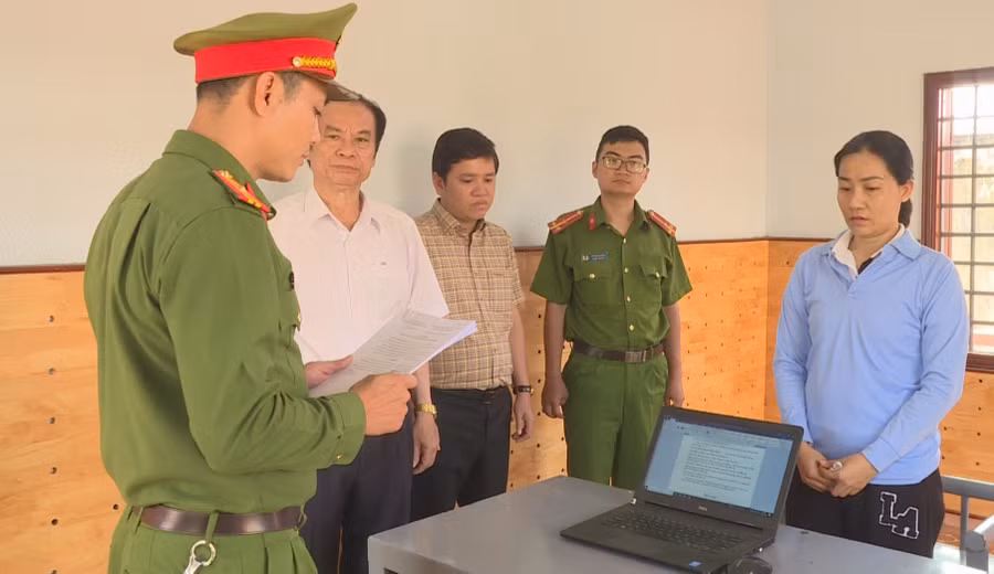 Cơ quan chức năng tống đạt Quyết định khởi tố thêm tội danh đối với bị can Đinh Lê Lê Na (ảnh: SĐ).