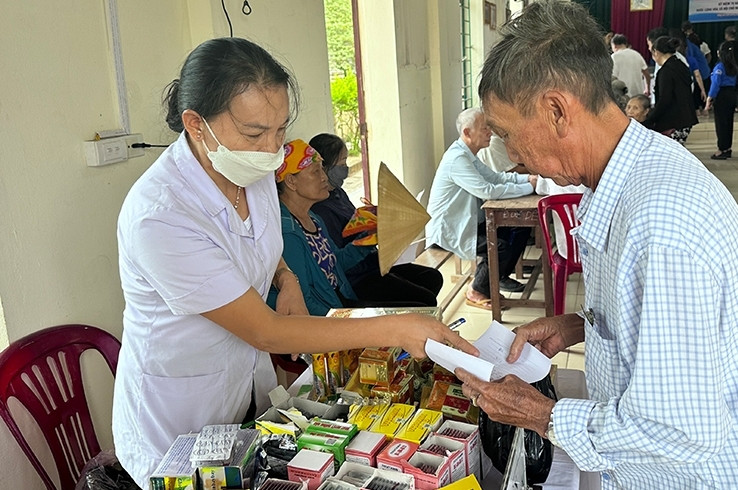 Các bác sĩ phát thuốc cho người dân.