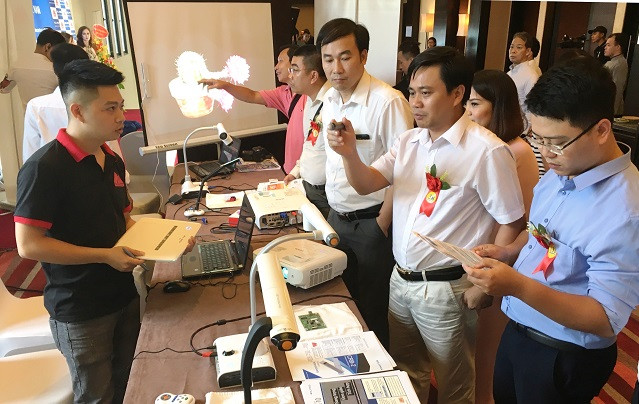 Khách tham gia buổi lễ trải nghiệm sản phẩm máy chiếu vật thể tại gian trưng bày Khách tham gia buổi lễ trải nghiệm sản phẩm máy chiếu vật thể tại gian trưng bày
