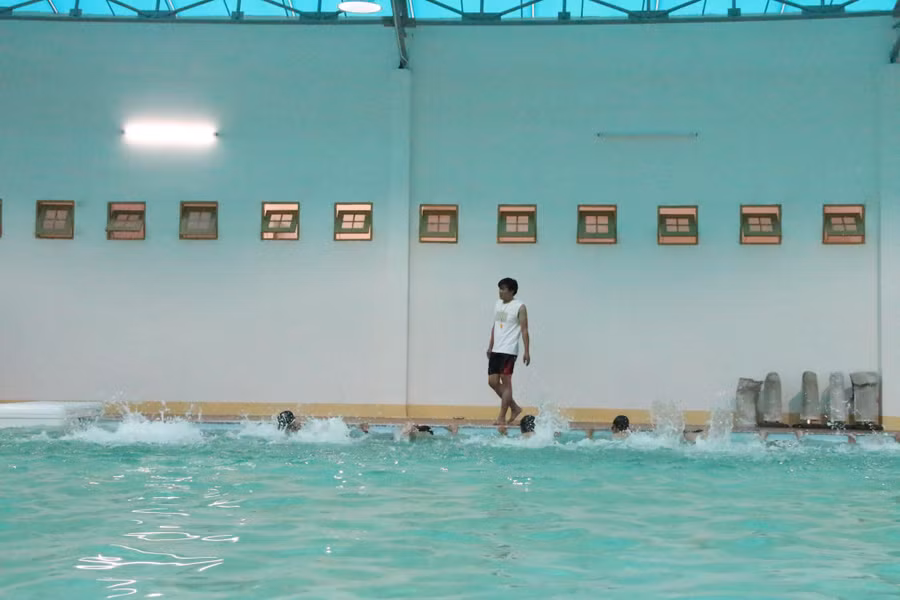 Nhà trường dạy bơi cho học sinh.