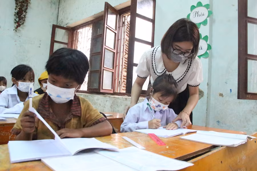 Cô Võ Thị Quỳnh Nga luôn mong ước học sinh vùng khó sẽ có tương lai tốt đẹp hơn.