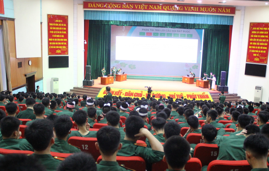 Phần thi trả lời câu hỏi bắt buộc của các đội. Phần thi trả lời câu hỏi bắt buộc của các đội.