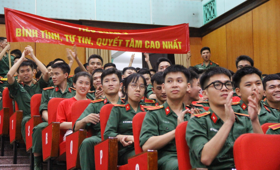 Các đội được khán giả cổ vũ nhiệt tình. Các đội được khán giả cổ vũ nhiệt tình.