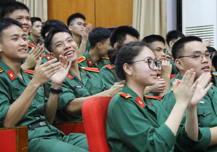 Những tiếng hò reo và những tràng pháo tay mỗi khi các đội trả lời đúng các câu hỏi. Những tiếng hò reo và những tràng pháo tay mỗi khi các đội trả lời đúng các câu hỏi.