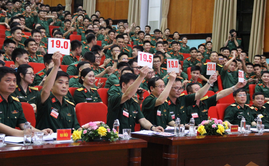 Ban giám khảo chấm điểm phần thi tự giới thiệu của các đội. Ban giám khảo chấm điểm phần thi tự giới thiệu của các đội.