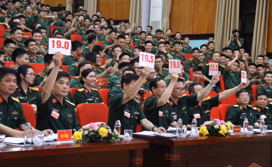 Ban giám khảo chấm điểm phần thi tự giới thiệu của các đội.