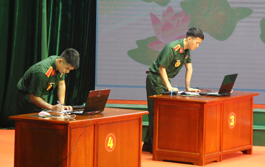 Chăm chú, nghiên cứu câu hỏi trước khi trả lời. Chăm chú, nghiên cứu câu hỏi trước khi trả lời.