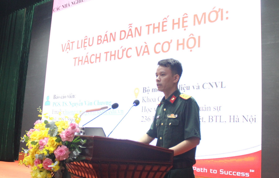 PGS.TS Nguyễn Văn Chương báo cáo kết quả nghiên cứu về "vật liệu bán dẫn thế hệ mới: Thách thức và cơ hội". PGS.TS Nguyễn Văn Chương báo cáo kết quả nghiên cứu về "vật liệu bán dẫn thế hệ mới: Thách thức và cơ hội".