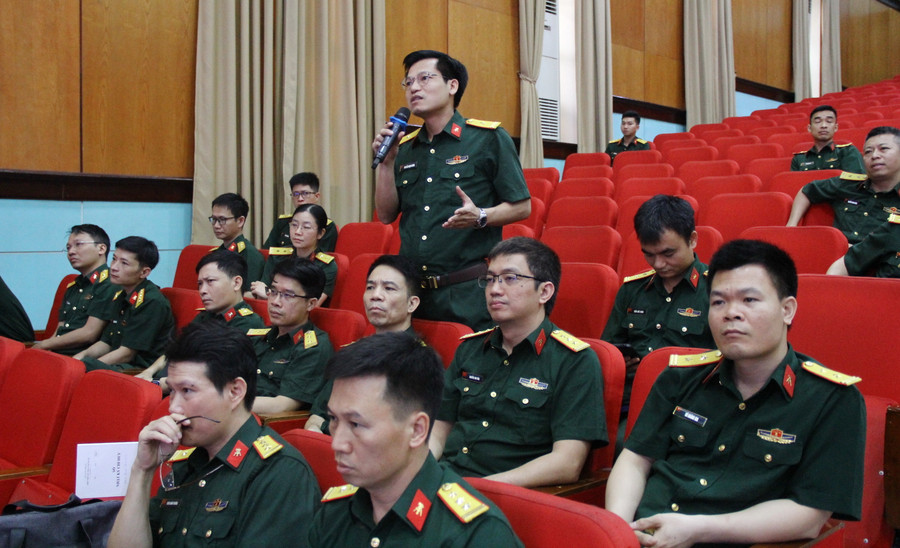 Các nhà khoa học trao đổi tại hội nghị. Các nhà khoa học trao đổi tại hội nghị.