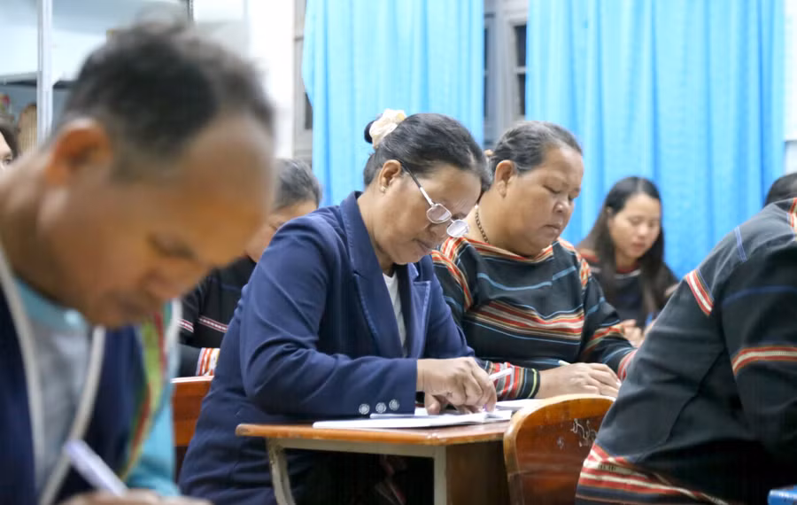 Người dân ở xã Ia Dêr (huyện Ia Grai) chăm chỉ luyện viết chữ.