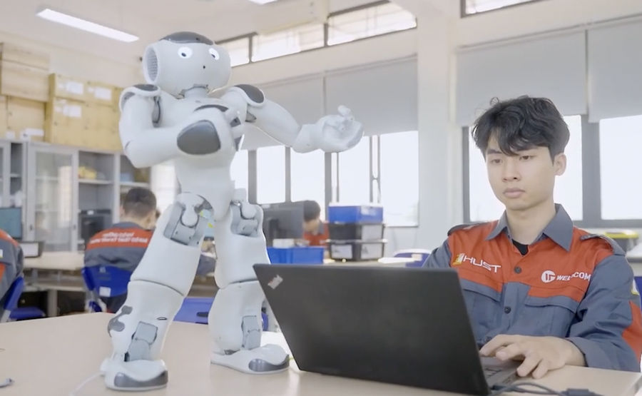 Sinh viên Khoa Cơ điện tử , Đại học Bách khoa Hà Nội cùng sản phẩm Robot Nao. Ảnh: Website nhà trường.