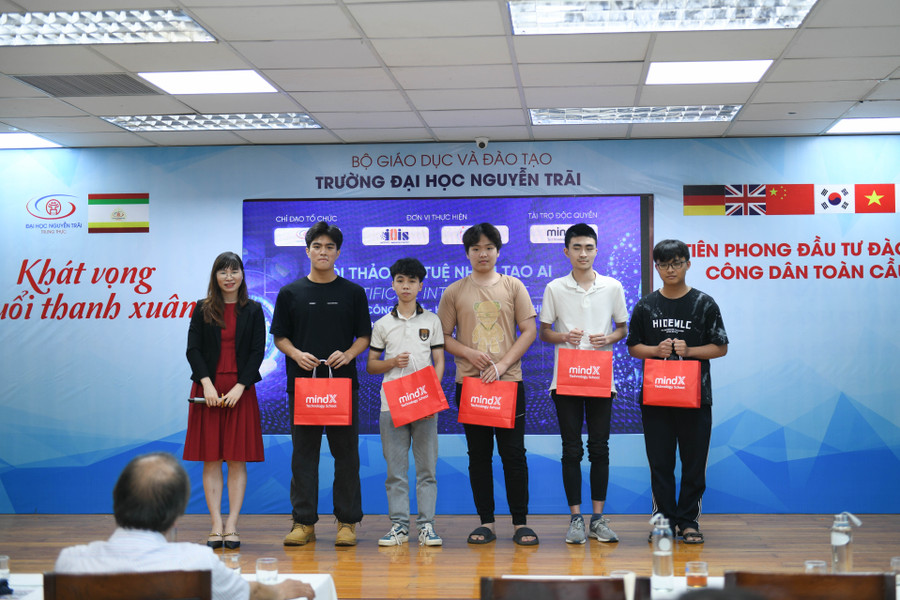 Sinh viên nhận phần thưởng trong hội thảo.