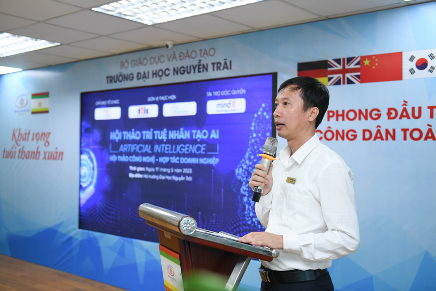 Ông Trần Văn Tuyến - Giám đốc điều hành Trường Đại học Nguyễn Trãi phát biểu tại hội thảo.