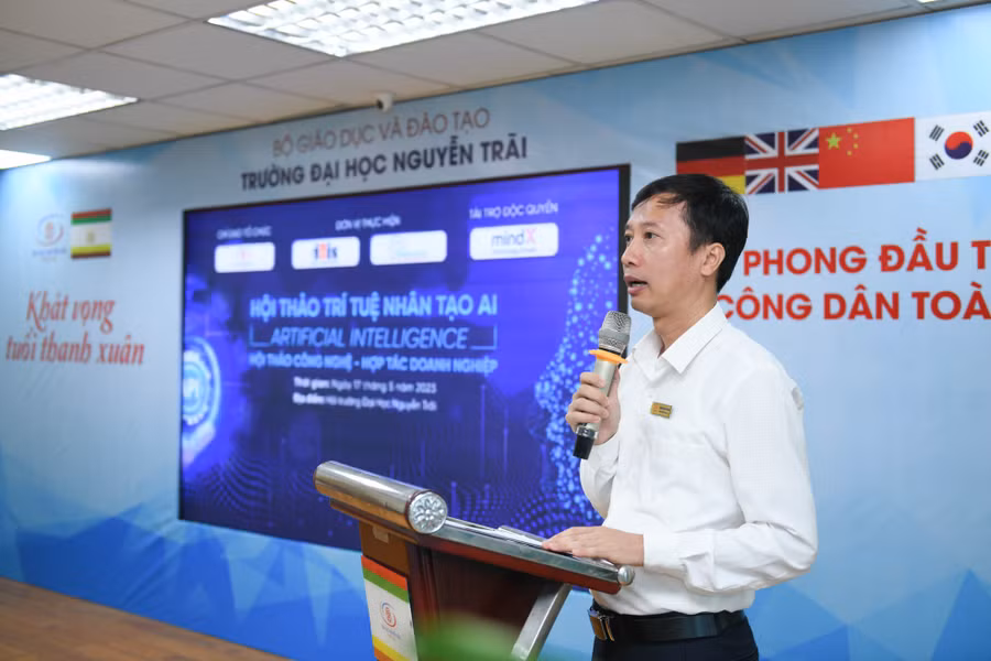 Ông Trần Văn Tuyến - Giám đốc điều hành Trường Đại học Nguyễn Trãi phát biểu tại hội thảo.