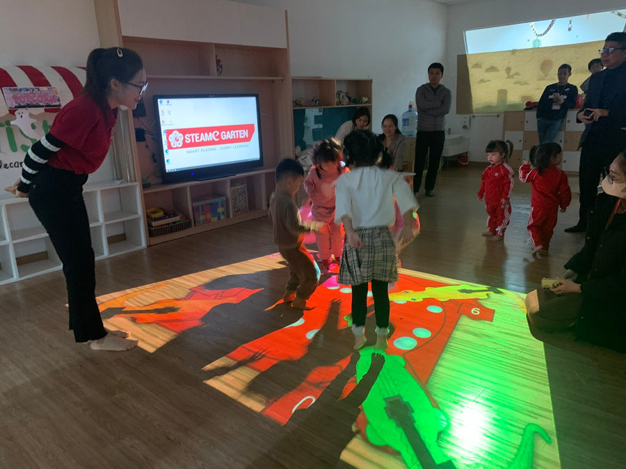 Công nghệ giúp trẻ thích thú và tham gia trải nghiệm trong các hoạt động.