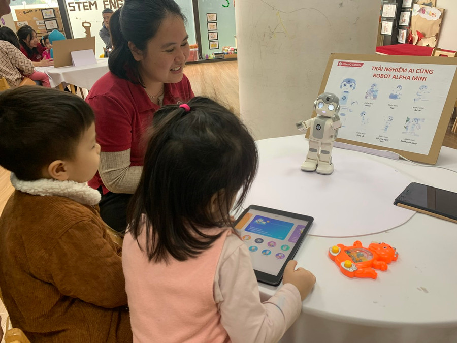 Trẻ trải nghiệm trí tuệ nhân tạo cùng robot thông minh.