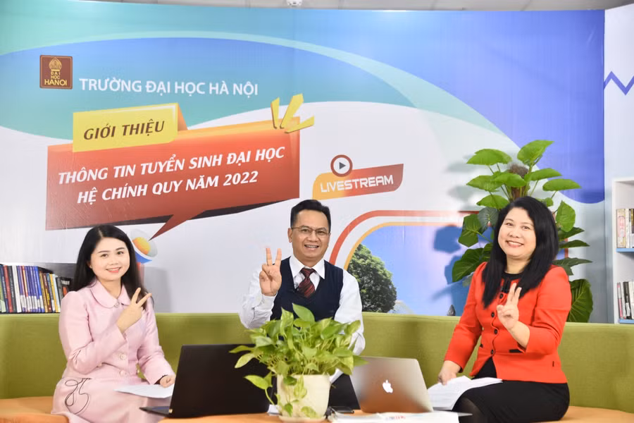 TS Nguyễn Tiến Dũng (ở giữa) trong chương trình Livestream về tư vấn tuyển sinh của Trường ĐH Hà Nội