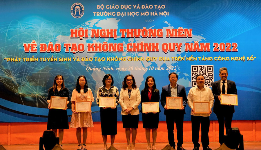 PGS.TS Nguyễn Thị Nhung trao tặng giấy khen cho đại diện các đơn vị đã có nhiều đóng góp trong việc phối hợp tổ chức đào tạo không chính quy đạt hiệu quả cao.